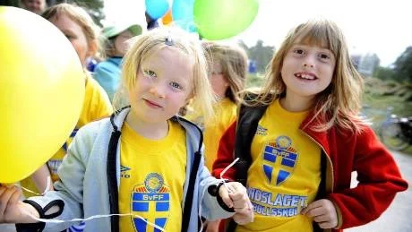 glada miner. Tindra Larsson och Elmina Nilsson berättade att de hade haft en bra fotbollsvecka, även om den inte innehöl så mycket sol och bad. "Det har varit jätteroligt", sa Tindra Larsson.Foto: PETRA ISAKSSON