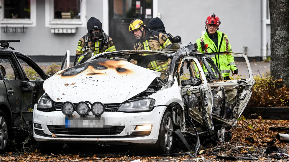 Polis och räddningstjänst på plats efter en explosion i centrala Enköping på lördagen. En person skadades i någon form av explosion i en bil. Vad som har förorsakat explosionen eller hur allvarligt skadad personen är kan varken polis eller räddningstjänst säga, men flera personer har larmat.
