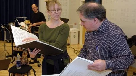 MED PÅ NOTERNA. Catherine Hansson går igenom noterna med Ingvar Karkoff i samband med repetionerna på Studio Acusticum.
