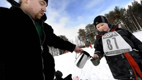 TRÖST. Emil Björks skida gick sönder och han var tvungen att avbryta loppet. Men han tog sig i mål och fick blåbärssoppa som tröst.