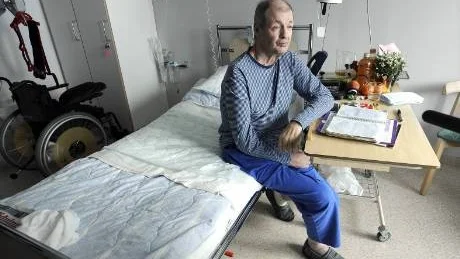 TILLFÄLLIGT. Just nu vårdas Roland Larsson på Sunderby sjukhus men kommer inom kort att flyttas till Piteå. "Jag kan inte vänta tills jag får komma till sommarstugan", säger han.
