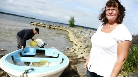 återfunnen - igen. Åke och Kristina Lindqvist har åkt för att se till båten som ett par grannar på Bergnäset återfann. Den är vattenfylld och det är hål i botten. "Men det ska vi laga," säger Kristina Lindqvist.Foto: Josefin Wiklund