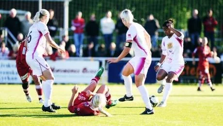 Ett fall framåt. Men ett fall blev det ändå för Kaylyn Kyle och de andra hemma mot stjärnlaget Malmö, 0-2.Foto: Ida Axelsson