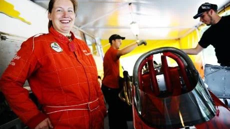 Väntan. Det fixas och donas mellan körningarna. Allt för att optimera körtiden för Katarina Hägglund.Foto: Josefin Wiklund