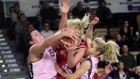 Kross. Luleå Basket med Jenny Andersson, Elisabet Clausén (övre bilden) och Mikaela Hägglund (till höger) lekte hem segern mot Brahe under fredagskvällen. Foto: Linda Wikström