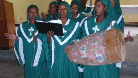 NYA DRÄKTER. En kyrka utanför Addis Abbeba fick bidrag till att köpa nya dräkter.