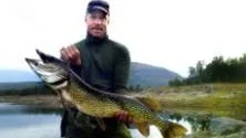 MÄKTIG GÄDDA. Den här kraftiga gäddan på 8,5 kilo lyckades Erik  Hagenrud, Södra Sunderbyn, dra upp i Vuonatviken, Rebnis, Arjeplog, där han också har sin stuga. Gäddan, som var prick en meter lång,  högg på en wobbler.
