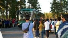 LÄMNADE. Strax föer 19-tiden under torsdagskvällen gick den första bussen från Kronanområdet i Luleå. Ett 30-tal thailändska bärplockare vinkades av.