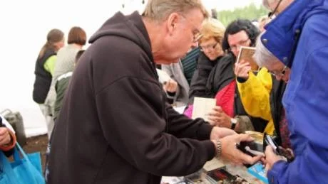 SIGNERADE. Michael Wiehe signerade skivor och talade med fans i hamburgertältet. Foto: Mats Gröning Foto: