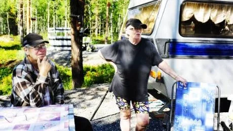 Trogna gäster. Äkta paret Jan och Ann-Kristin Berggren från Kalix har hittat sitt semesterparadis i Stora Stenträsket. Paret har återkommit till samma husvagnsplats i drygt 30 år.
