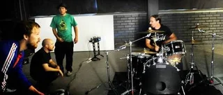 Raised Fist spelar in video