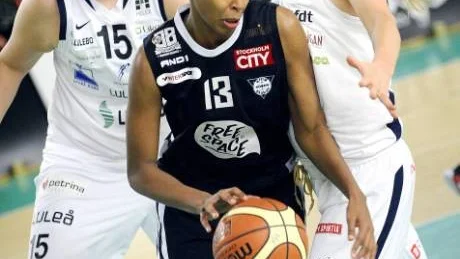 JÄMNT. Jenny Andersson och Emma Nilsson gjorde en bra match mot 08 Stockholm i lördags då Luleå Basket vann på bortaplan.