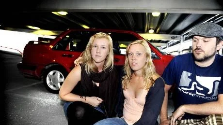 BESVIKNA. Matilda och Ida Svartholm och Lars Dahlberg. De tycker just nu att det är surt att betala för boendeparkeringen. Foto: PETRA ISAKSSON
