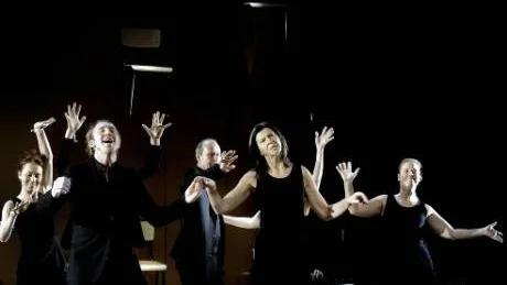 DU SKA DÖ. Ensemblen för fram ett dystert budskap till Margareta Gudmundssons rollfigur. Från vänster syns Lisa Hennix, Jonatan Lundberg, Mikael Odhag och Therese Lindberg.