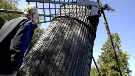 VINGBRUTEN. En av förra vinterns stormar gick så hårt åt kvarnen att en av vingarna föll i backen. Därför hoppas Sten-Ove att länsstyrelsen skjuter till pengar för rep.