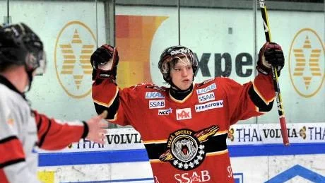 MÅLSKYTT. Mikael Lidhammar trivs med kedjekompisarna Chris och Cam Abbott. I gårdagens match mot AIK gjorde han två mål. Foto: MATS BENGTSSON