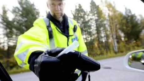 BLÅSNING. Bilinspektören Benny Lindahl sträcker fram mätutrustningen som avslöjar om du är onykter bakom ratten.