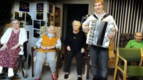 GLAD SPELEMAN. Spelemannen Anders Mattsson ackompanjerade luciatåget.