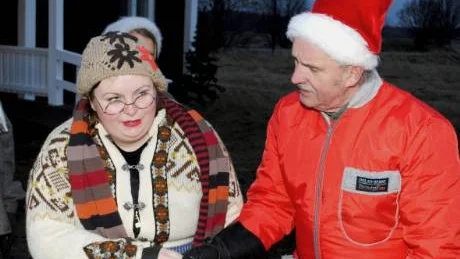 TVEKSAM. Tomtemor Maria Löfmark var tveksam till nya tomten, Bernt Sandströms moderniteter.