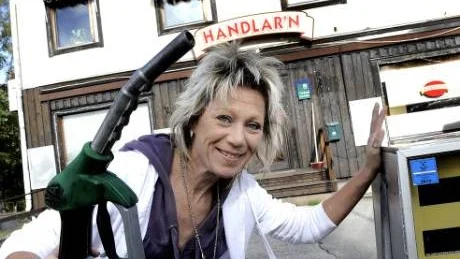 DRIVMEDEL. Att en fungerande livsmedelsbutik är ett drivmedel i en bygd tycker nya butiksägaren Barbro Bergkvist. Nu vill hon utveckla servicen så att exempelvis de gamla i byn inte ska behöva ge sig iväg till Råneå för att handla medicin.