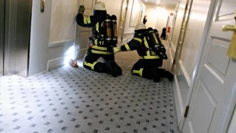 RÖKFYLLT. Enligt uppgift är hela korridoren på plan fyra rökfylld och brandmännen känner sig fram till första dörren.  Foto: Linn Kangas Fantenberg