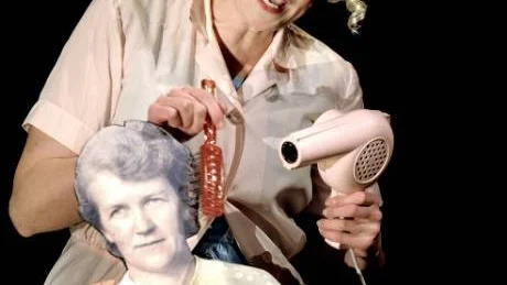 DAMFRISÖRSKA. Ava Lundbäck (Karin Paulin Ek) blåser biskopinnans hår. I själva verket föreställer bilden Staffan Westerbergs mamma.