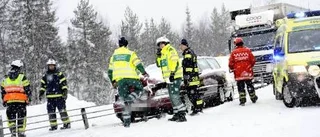 Fem till sjukhus efter E4-olyckan