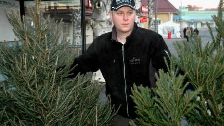 FÖRÄSLJARE. Björn Mörk säljer julgranar för inom- och utomhusbruk.