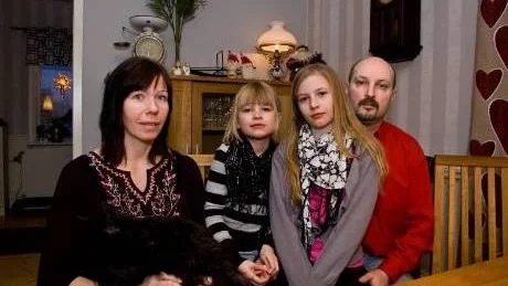 FLYTTLASSET GICK. Här är familjen som drog till skogen: Annika, Matilda, Amanda och Jerry Larsson. Ungdomarna Josephine och Jonathan var i Boden och musicerade vid bildtillfället.