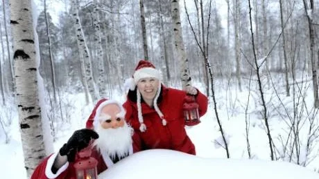 HO,HO. Här kommer tomtefar och tomtemor .Jonny och Isabel Aspnér byter julaftonsfirande mot en tomtegärning hos andra familjer.