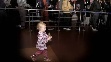 NÄRA HEM. 2-åriga Ebba Rönnbäck kunde övernatta hemma då hon är bosatt i Luleå. Långväga resenärer checkades in på hotell.