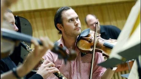 VÄRDIG ERSÄTTARE. Norrbotten Neos violinist Christian Svarfvar ersätter Isabelle Van Keulen som blivit sjuk. Mendelssohns berömda violinkonsert har han levt med i många år. Foto: Linda Wikström