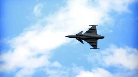 I luften. JAS 39 Gripen får nu flyga igen, men piloterna får bara utsätta sig för 7G till skillnad från maxet 9G.