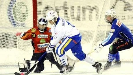 PÅ VÄG. Jari Vaattovaara och HT Bandy tog en oerhört viktig seger hemma mot Broberg/Söderhamn samtidigt som Sirius förlorade stort mot Sandviken. Det gjorde att Haparandalaget klättrade över slutspelsstrecket.