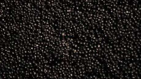 JÄRNMALMSKULOR. Varje silo rymmer 105.000 ton pellets. Med de nya malmvagnarna tar ett tågsätt knapp 7.000 ton. Det innebär att det krävs 15 tågsätt för att fylla en silo.