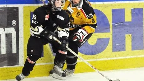 MOT VAM. Munksunds Rebecca Stenberg (t v) är uttagen till hockeylandslaget som ska spela JVM i Chicago.