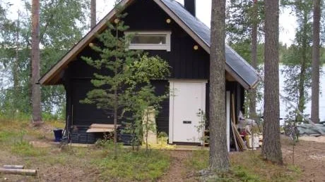 Fritidshus eller ekonomibyggnad? Syskonen Hedström som byggt stugan hävdar att den är avsedd som rastkoja och verkstad för skogsbruket som ligger i närheten. Kommunen håller inte med och har nu beslutat att stugan måste bort inom fyra månader.