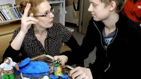 IMPONERAD. Ida Renlund, museipedagog, är imponerad av hur Jesper Drugge och de andra har arbetat med idén och genomförandet i samtidskonstprojektet som pågår på Kråkbergsskolan just nu. I bakgrunden Carl Johansson.