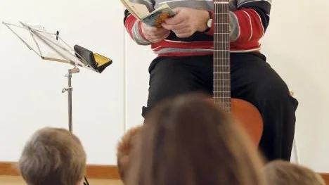 Jorma Henttu läste ur Britt G Hallqvists böcker, sjöng och berättade.