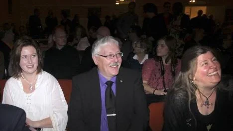 Leif Edström sitter med i styrelsen för Medborgarhusföreningen i Rosvik och hade bjudit med frun Rose-Marie Lundberg Edström (till höger) till filmpremiär. "Det känns jättekul att få vara här" menade paret.