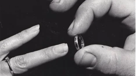 År 1921 lovade 26-årige bondsonen Johan Elis Berglund från Öjebyn och jämnåriga bondedottern Olga Johanna Bergström från Nyböle, Pålberget, att älska varandra i nöd och lust. Äktenskapet varade sedan i 54 år.