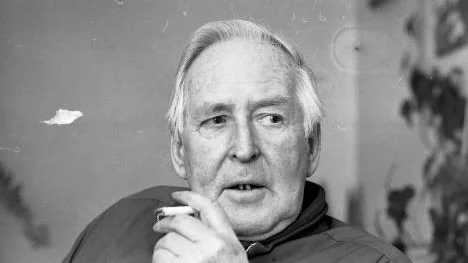 I 30-årsåldern tog Stig Cederholm värvning i Waffen-SS med uppgift att älska Adolf Hitler och hata judar.