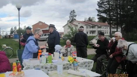 Efter en tipsrunda runt tjärn med kluriga frågor intogs kaffe, kaka och grillad korv.