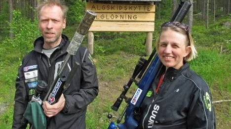 Älgskidskytteprojektets eldsjälar Matti Tuuri och Marianne Kortesoja laddar om för en ny svensk-finsk tvådagarstävling på Bodstrandsbanan helgen 30 juni-1 juli. Distans, sprint och nyheten jägarklass ingår i älglöpningstävlingen.
