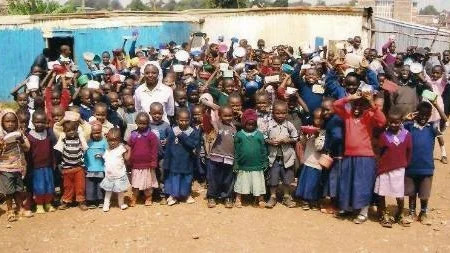En del av skolbarnen från Skylight School i Kawangare slum. "Vår önskan är att kunna ge ett mål mat varje dag till dessa barn", förklarar Kjell Holmbom.