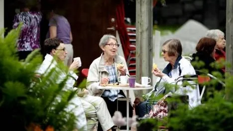 Berit Bergman, Gulli Dahlberg och Karin Johansson hade det trevligt vid ett fikabord medan musiken hördes i bakgrunden.