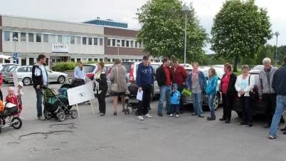 På tisdagsmorgonen anlände ett 30-tal bybor från Alterdalen till stadshuset i Piteå för att manifestera mot kommunens förslag som bland annat innebär att byns förskola riskerar att försvinna.
