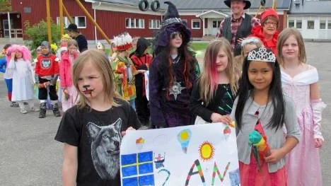 Barnen från förskoleklass upp till årskurs två hade valt fantasifigurer från sagans värld som karnevalstema. Stolta skyltbärare var Linnea Johansson (till vänster) och Maj Bualong.
