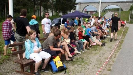 En talrik publik mötte upp i Sikfors för att titta på årets upplaga av byns eget lådbilsrace.