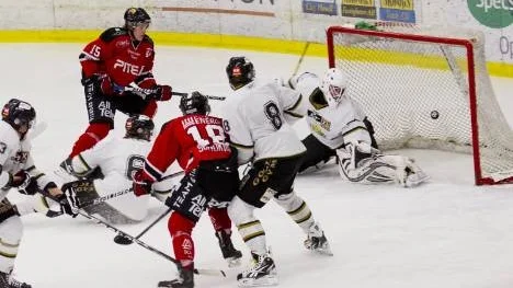 Niclas Westerlund lyfter in en lurig backhand i nätmaskorna bakom Östersunds målvakt i lördags. Det var starten på en riktigt lyckad helg för Piteå Hockey.